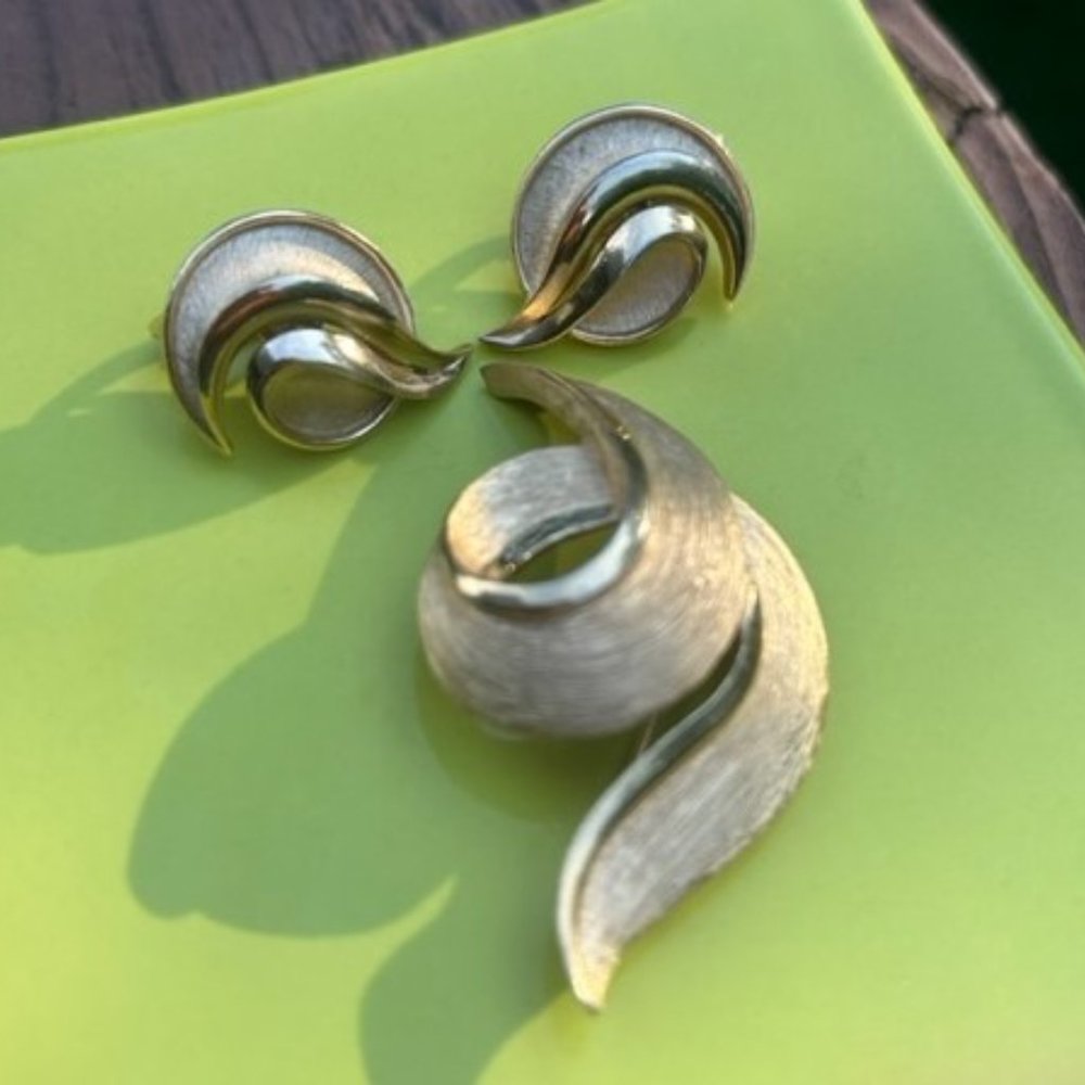 VTG Crown TRIFARI Brushed Gold Earrings and Brooch SET - Picture 2 of 7